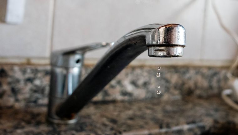 El reclamo de los vecinos de Los Talas lleva meses sin una respuesta clara y camiones cisterna sin agua potable Foto: Santiago Tagua/MDZ