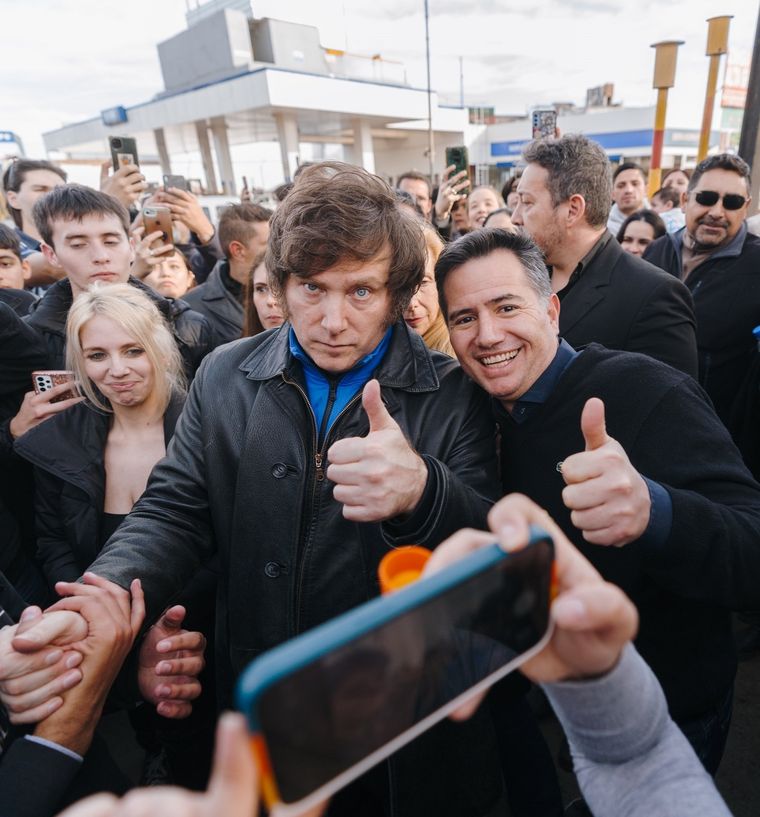 Gabriel Bornoroni junto a Javier Milei en medio de la campaña Foto: Twitter @BornoroniG