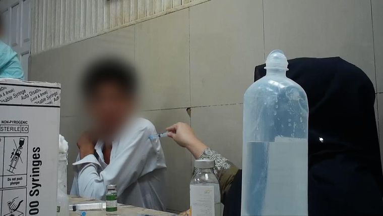 Grabamos a miembros del personal que no llevaban guantes e inyectaban a los pacientes a través de la ropa.