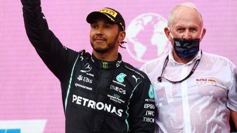 Lewis Hamilton y Helmut Marko, asesor de Red Bull. Foto: The Sports Rush