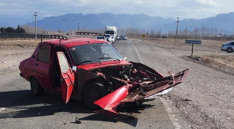 Así quedó el Renault 12 sobre la Ruta 7 Foto: Ministerio de Seguridad
