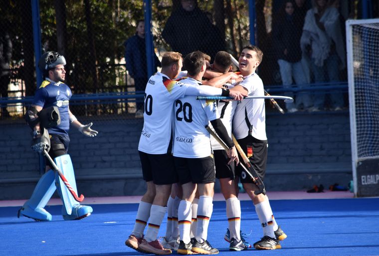 Con uno menos, Alemán derrotó a Murialdo y llegó a lo más alto del Apertura. Con uno menos, Alemán derrotó a Murialdo y llegó a lo más alto del Apertura.