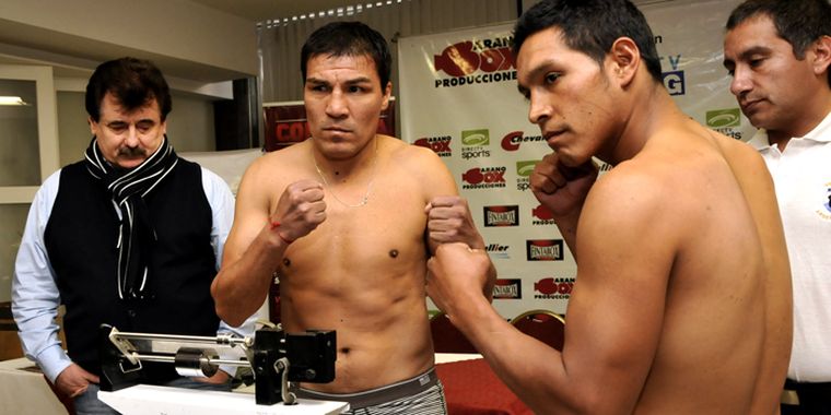 Carlos Baldomir y Eduardo Flores durante el pesaje Foto: Agustín Mauricio/Mediamza.com