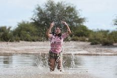 Las lagunas, de a poco, vuelven a llenarse de agua y la niña lo disfruta. Nunca, en sus 14 años, había podido Foto: Juan Ignacio Blanco/MDZ Las lagunas, de a poco, vuelven a llenarse de agua y la niña lo disfruta. Nunca, en sus 14 años, había podido Foto: Juan Ignacio Blanco/MDZ