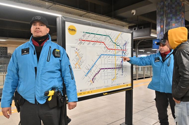 Operativo policial por amenaza de bomba en la estación Constitución. Foto: Telam
