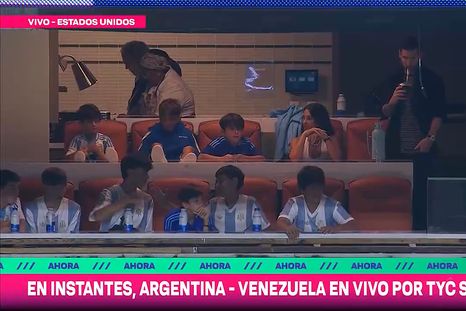 Messi vivió el amistoso con tranquilidad, rodeado de su familia y amigos, y a puro mate, mientras dos chefs preparaban comida detrás suyo. Foto: captura de TV. Messi vivió el amistoso con tranquilidad, rodeado de su familia y amigos, y a puro mate, mientras dos chefs preparaban comida detrás suyo. Foto: captura de TV.