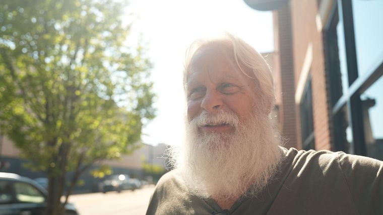 El veterano David Carter, de 66 años, es un cristiano sin pelos en la lengua que apoya las acciones de EE.UU. en Irán.