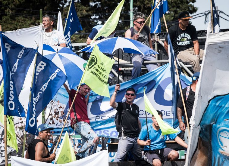 Diferentes sectores del peronismo se congregaron en Berisso en apoyo a Axel Kicillof. No fue La Campora ni algunos ministros bonaerenses. Foto: Gentileza Marina Espeche