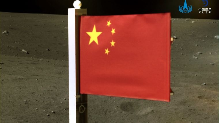 La bandera china desplegada sobre la Luna mide 200 centímetros de ancho por 90 de alto.