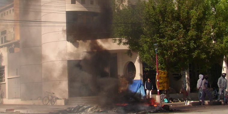 El humo de las cubiertas torna imposible el trabajo de los municipales.