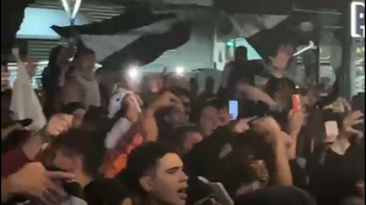 Video: el impresionante banderazo de los hinchas del Lobo en la previa del clásico ante la Lepra