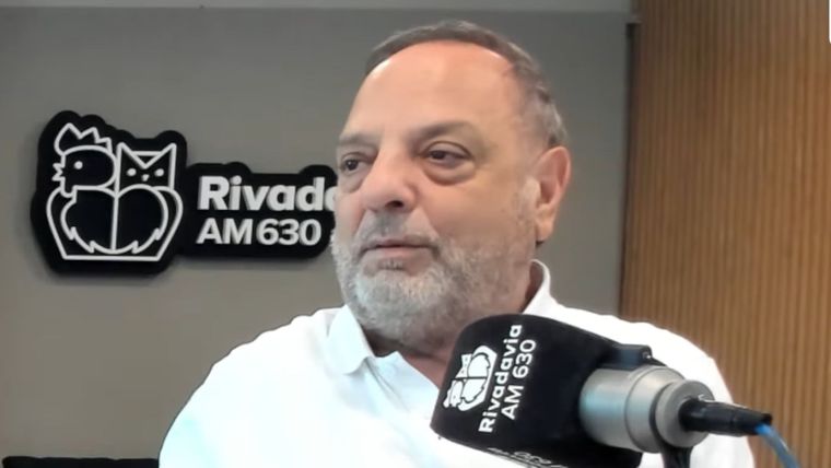 El comunicador fue asistido por personal policial. Foto: captura de video YouTube / Radio Rivadavia.&nbsp;