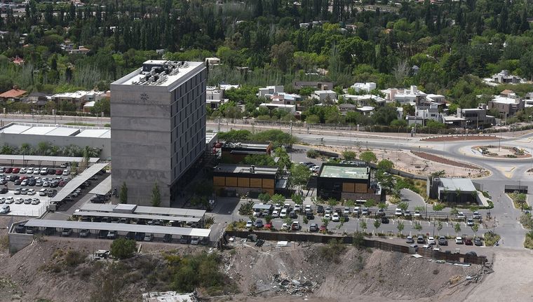 Chacras Park es uno de los emprendimientos que quedó cerca de la cabecera de la pista del Aeroclub. Foto: Walter Moreno/Mdz Chacras Park es uno de los emprendimientos que quedó cerca de la cabecera de la pista del Aeroclub. Foto: Walter Moreno/Mdz
