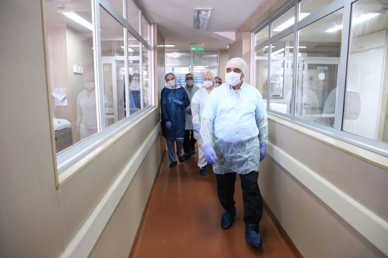 El gobernador de Tucumán, Juan Manzur, durante la recorrida por una maternidad especialmente preparada para el coronavirus.