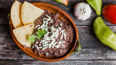 Esta receta es tan popular que ha trascendido fronteras, convirtiéndose en un acompañamiento indispensable en la gastronomía tex-mex y latinoamericana. Esta receta es tan popular que ha trascendido fronteras, convirtiéndose en un acompañamiento indispensable en la gastronomía tex-mex y latinoamericana.