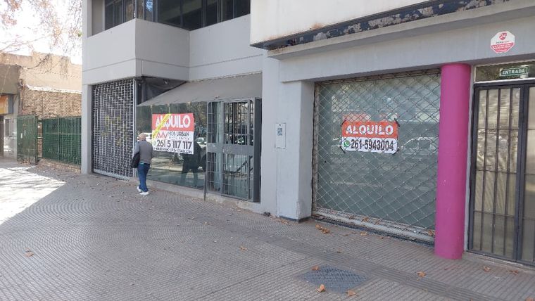 Locales cerrados: el microcentro y otros polos comerciales sufren la crisis. 