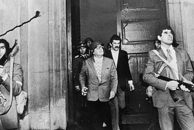 MDZol | Una de las imágenes que más impactó al mundo el 11 de septiembre de 1973: Salvador Allende con fusil en mano y casco, en medio del ataque a La Moneda. Foto: GETTY IMAGES