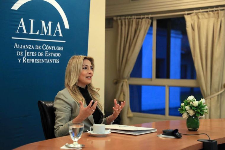 Fabiola Yañez presidió un encuentro de primeras damas y disertó sobre violencia infantil
