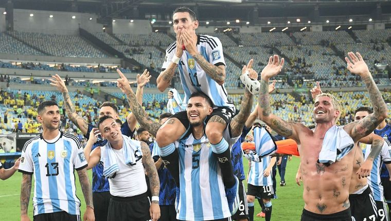 El Fideo es llevado en andas tras la victoria en Brasil. Foto: Télam