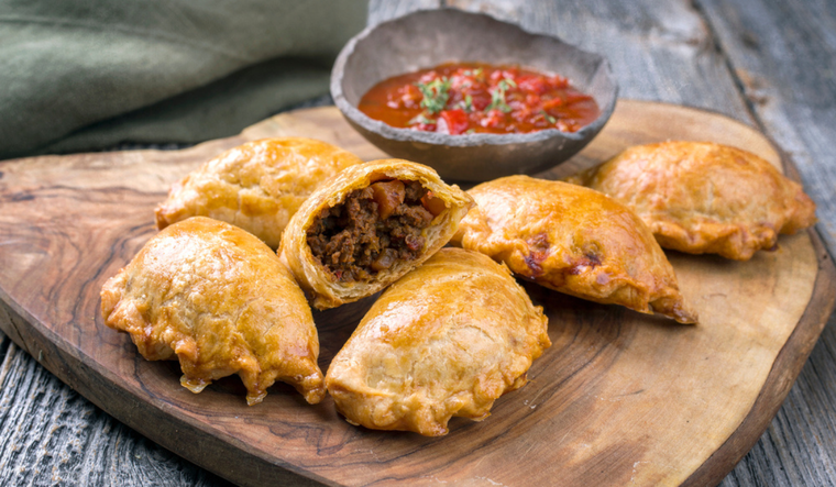 Cómo hacer empanadas caseras bien argentinas con carne a cuchillo.