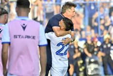 Explotó el Mellizo. Guillermo Barros Schelotto se abraza con Manu Lanzini luego de la gran victoria de Vélez ante Talleres.&nbsp;