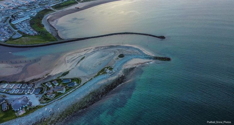 La imagen de drone de un puerto muestra la perfecta figura de un puerto Foto: Rhys Jones