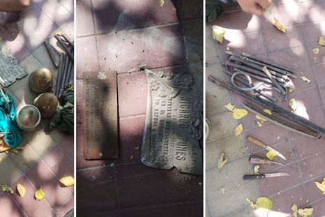 Las placas de bronce y floreros recuperados tras la detención en el cementerio. Las placas de bronce y floreros recuperados tras la detención en el cementerio.