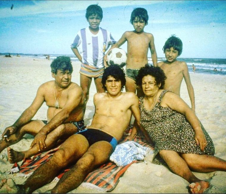 Lalo, con la camiseta argentina, junto a Diego, el Turco y sus padres