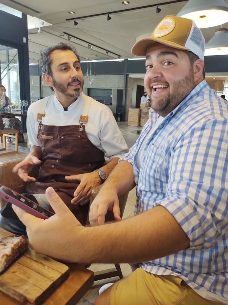 Darío Barassi junto al chef Lucas Bustos. Foto: MDZ