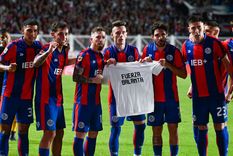 Los jugadores de San Lorenzo le brindaron un homenaje especial en el empate del viernes frente a Lanús. Foto: FoboBaires Los jugadores de San Lorenzo le brindaron un homenaje especial en el empate del viernes frente a Lanús. Foto: FoboBaires