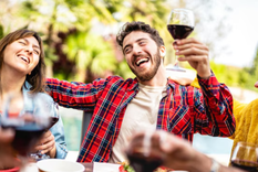 Hay un momento en el que las personas toman más alcohol y un estudio reveló cuándo se da. Foto: Freepik