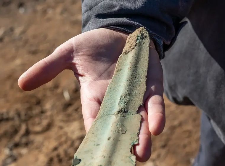 Una de las dagas fue hallada a apenas 30 centímetros de profundidad en un campo cultivado de Baja Sajonia. Foto: University of Hamburg