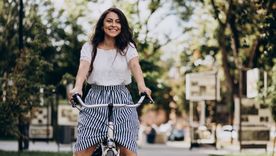 Andar en bicicleta reduce el estrés, entre otros múltiples beneficios Foto: Freepik Andar en bicicleta reduce el estrés, entre otros múltiples beneficios Foto: Freepik
