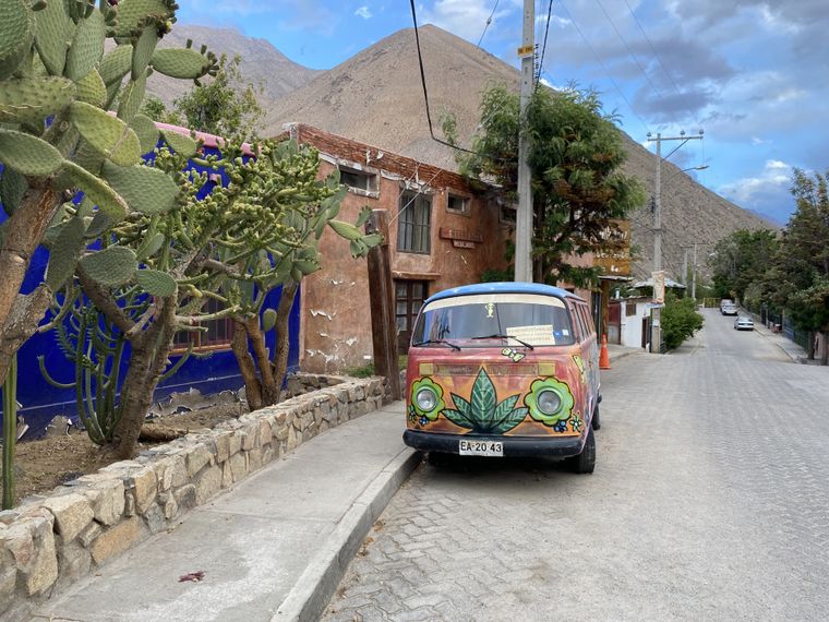 Una combi intervenida con colores y flores, una postal típica del espíritu bohemio que se respira en las calles del pueblo. Una combi intervenida con colores y flores, una postal típica del espíritu bohemio que se respira en las calles del pueblo.