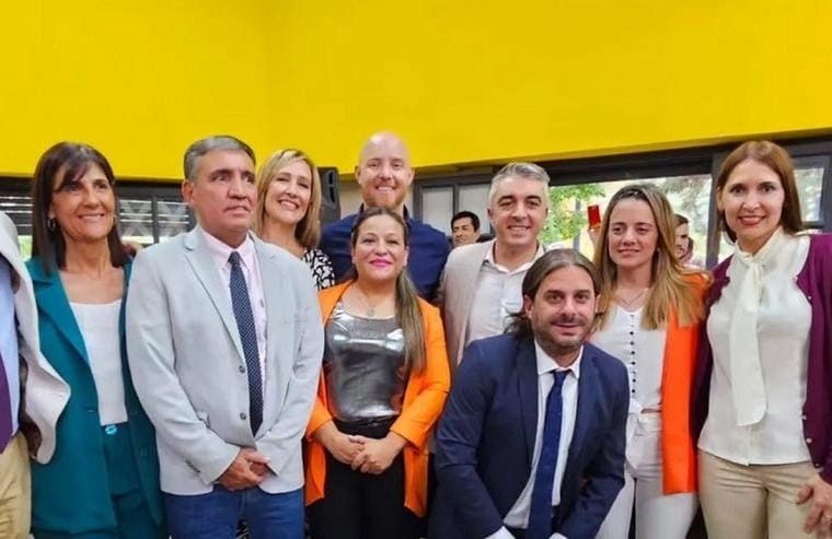 El intendente junto al Concejo Deliberante. Foto: IG E.A.