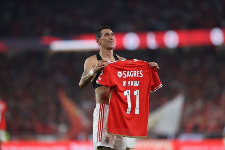 Ángel Di María y la camiseta de Benfica. Foto: Benfica