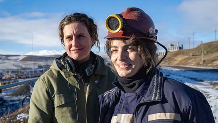 La directora junto a Lux Pascal, la protagonista. / Netflix