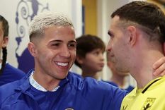 Enzo con Dibu Martínez en la previa al partido. Foto: Archivo