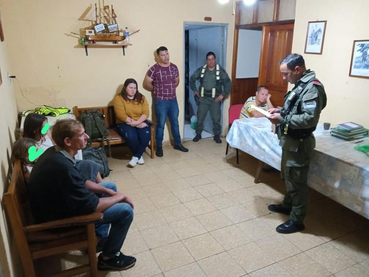 El gendarme hallado en el camping habría solicitado al padre de una de las chicas ser novio de su hija menor. 