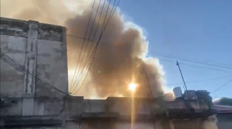 Por el incendio hay un corte entre las calles Aristóbulo del Valle y Zolezzi Foto: X @NA