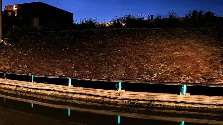 Tubos de luz de Glowee en el pueblo de Rambouillet. Foto: GETTY IMAGES