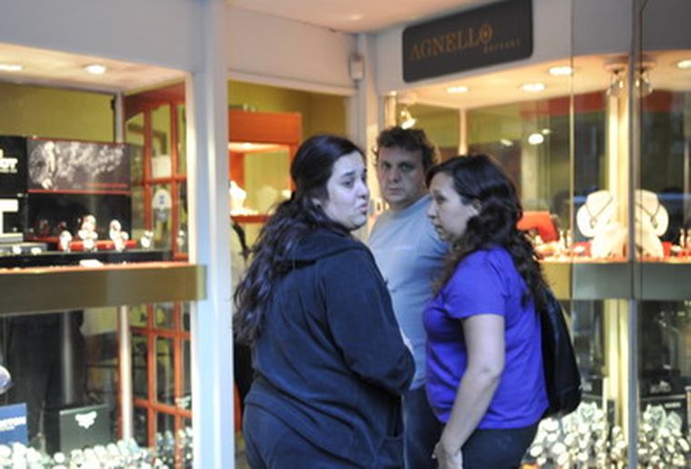 La hermana del dueño del local no paraba de llorar. Foto: Gerardo Gómez/MDZ