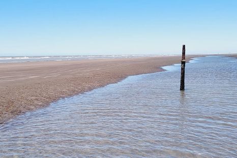 La tranquilidad del pueblo costero se respira en cada uno de sus 24 kilómetros de playa virgen. La tranquilidad del pueblo costero se respira en cada uno de sus 24 kilómetros de playa virgen.