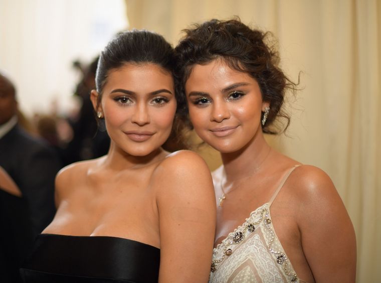 SELENA GÓMEZ, KYLIE JENNER LA MODELO Y LA CANTANTE TUVIERON UNA FUGAZ AMISTAD Foto: VOGUE