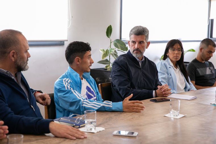 Ignacio Erario, el mejor atleta argentino clasificado en la última edición de la Maratón de Buenos Aires junto con Ulpiano Suárez en la presentación de Mendoza, Ciudad del Running. Foto: Mendoza Ciudad