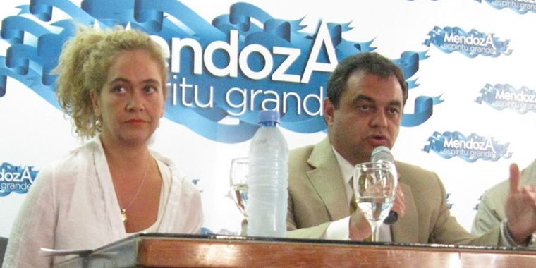 Alejandra Rapacioli de Turismo y Carlos Aranda, este mediodía en Casa de Gobierno. Foto: MDZ / Carlos Fernández