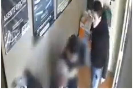 El robo ocurrió en un local dedicado a la venta de maquinarias y equipos de automatización de portones. Foto: Captura de video El robo ocurrió en un local dedicado a la venta de maquinarias y equipos de automatización de portones. Foto: Captura de video