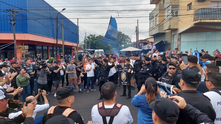 Expectativa por el fin del conflicto que tiene a la Policía en el centro de la escena.