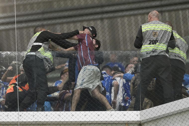La policía de Brasil reprimió ferozmente a los hinchas de Godoy Cruz para sacarlos del estadio de Mineiro.
