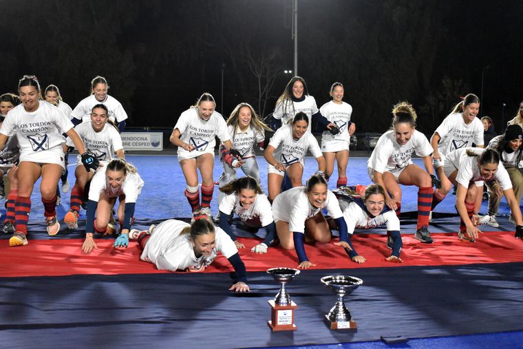 Los Tordos derrotó a Andino Regatas 1-0 y se adjudicó el Apertura de hockey sobre césped femenino. Los Tordos derrotó a Andino Regatas 1-0 y se adjudicó el Apertura de hockey sobre césped femenino.